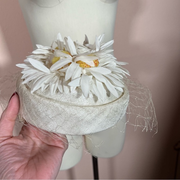 Vintage 1960\'s feminine white Daisy Derby Pill Box Hat with Net cage main image 9